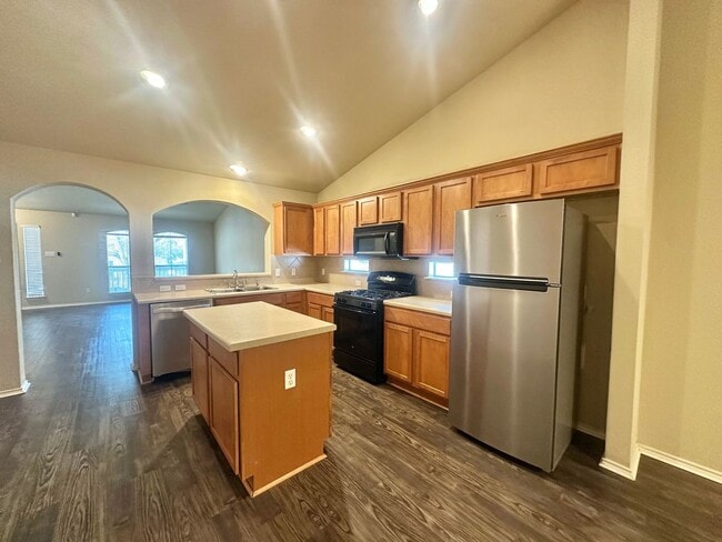 Foto del edificio - 3 BED 2 BATH NEW MANAGEMENT!!!!