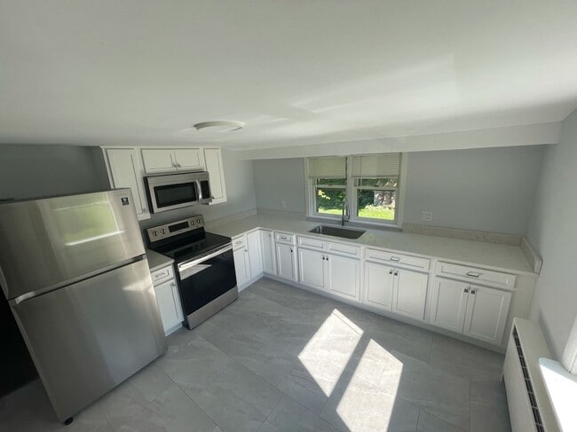 Building Photo - 24 Tulip Ln