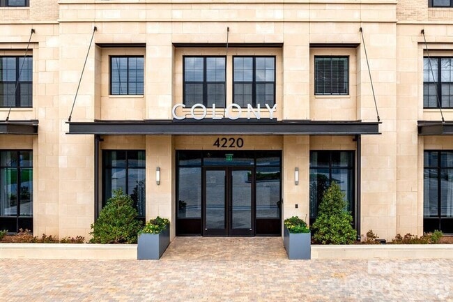 Foto del edificio - 4220 Colony Plz Dr