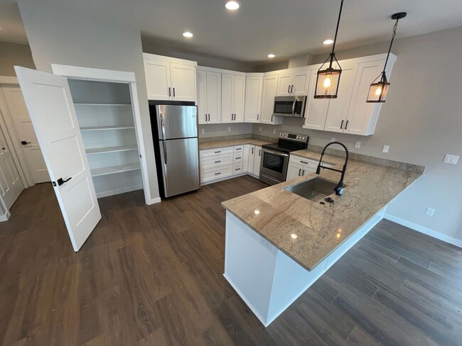 Building Photo - **Move in special - $500 off of 1st Month'...