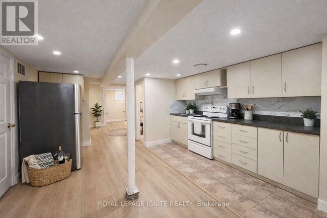 Building Photo - 62 Billingsgate Crescent