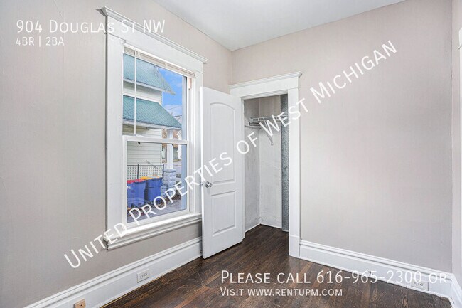 Foto del edificio - Available Now | Large 4 Bedroom Home Off B...