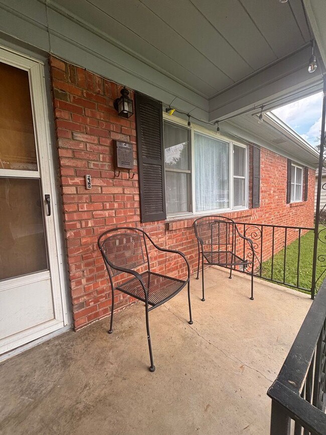 Foto del edificio - Adorable 3 bed, 1 bath, 1 car midtown bung...
