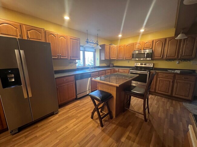 Foto del edificio - 4561 Island View Dr NE