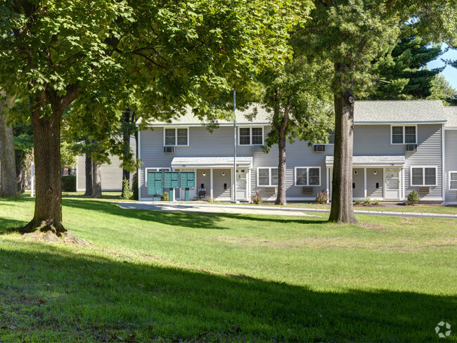 Building Photo - Colonial Estates