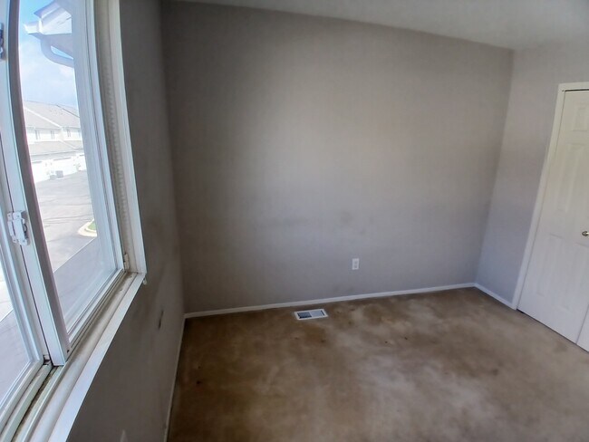 Building Photo - 257 Stonegate W
