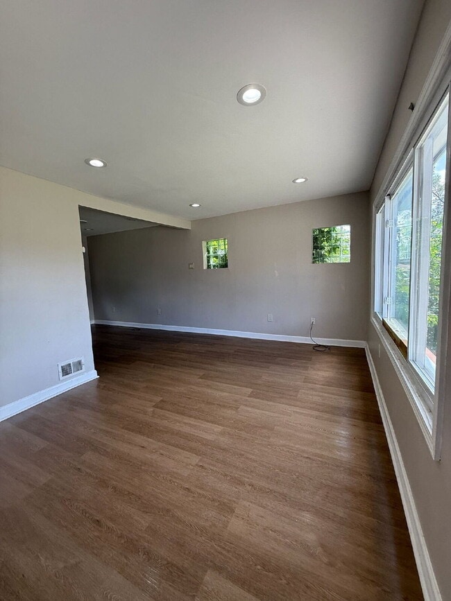 Foto del edificio - Find Comfort in Every Corner at Woodmont A...