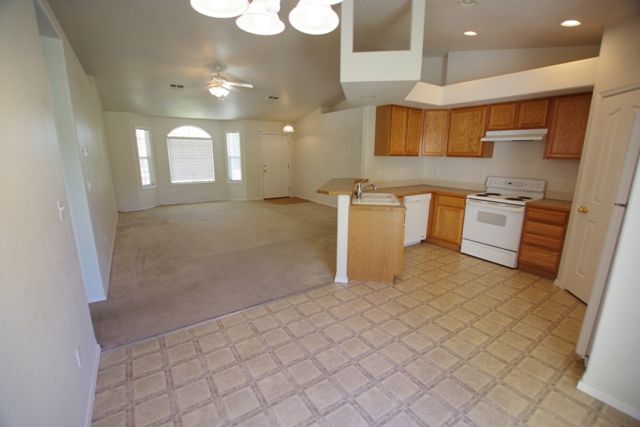 Building Photo - 256 E Black Hawk Dr