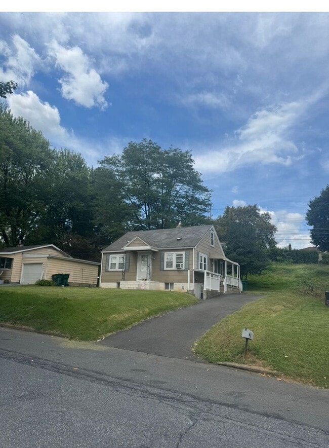 Building Photo - Charming 3 bedroom, fully furnished apartment