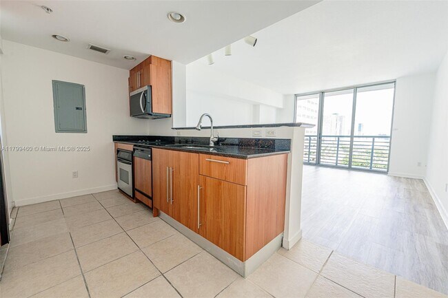 Foto del edificio - 325 S Biscayne Blvd