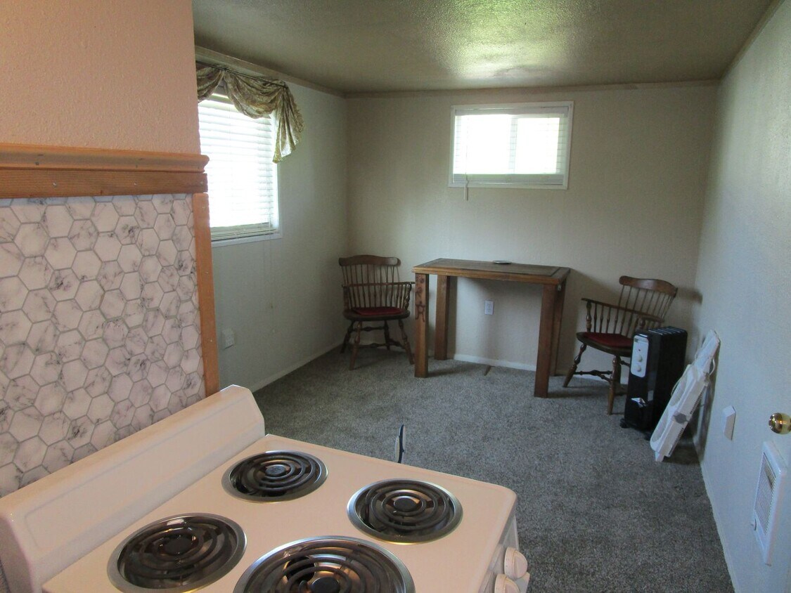 Foto del edificio - Studio in Heart of Prineville - Available ...
