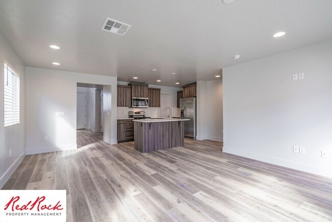 Building Photo - Spacious 4 Bedroom Home Near Hiking Trails