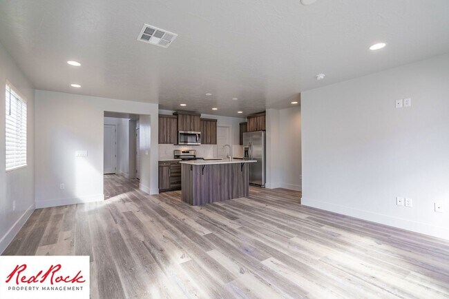 Foto del edificio - Spacious 4 Bedroom Home Near Hiking Trails