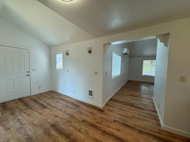 Foto del edificio - Fully Remodeled 2 bed/1 bath home in Cottage Grove