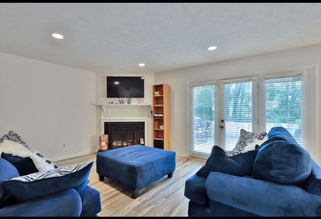 Building Photo - 743 Somerset Ct