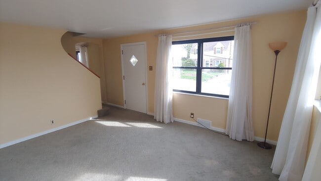 Building Photo - *Quiet & Cozy 3BD/1.5BA Cape Cod style hom...
