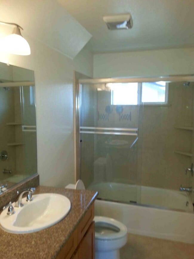 Building Photo - Spacious 2 Bedroom, 2.5 Bath Townhouse Loc...