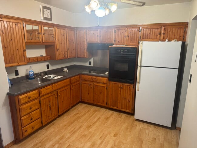 Kitchen - 1811 Huntington Rd