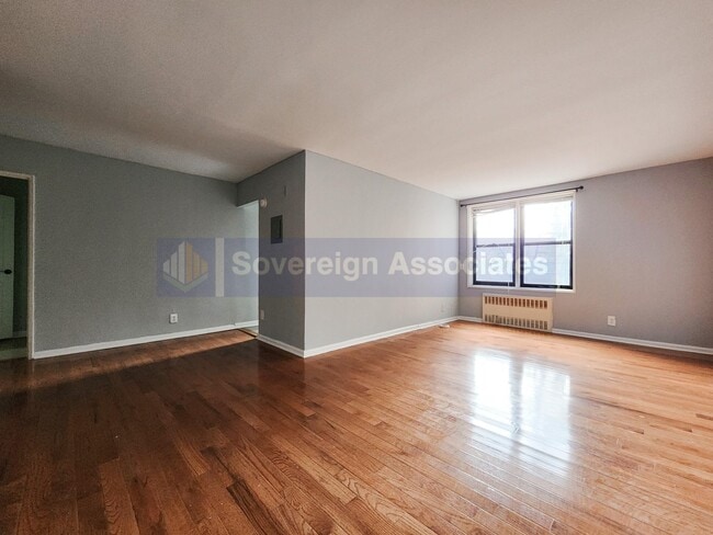 Foto del edificio - 525-527 Riverdale Avenue