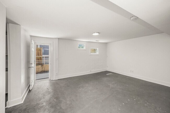 Building Photo - 611 S 14th St