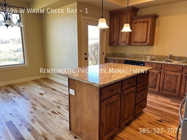 Building Photo - 696 W Warm Creek Bay