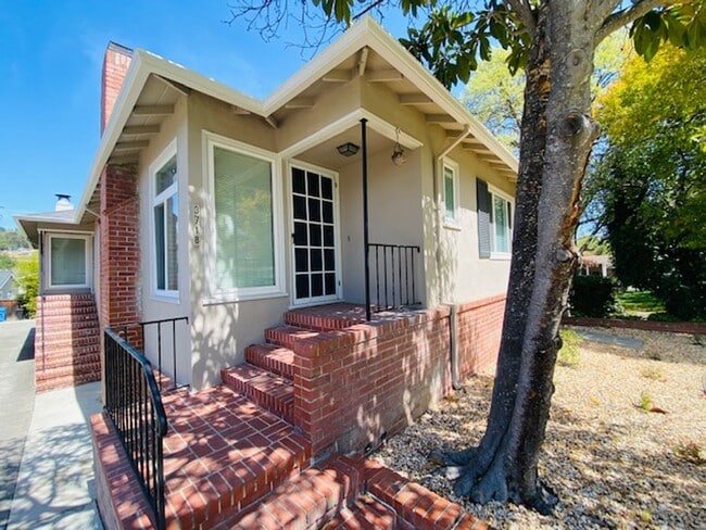 Building Photo - Gorgeous 1BD/1BA, Single-Story Unit in a Charming 4-Plex Near Downtown Lafayette- Available NOW!