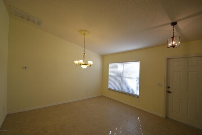 Building Photo - 2861 Emerson Dr SE