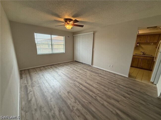 Foto del edificio - 6136 Whiskey Creek Dr