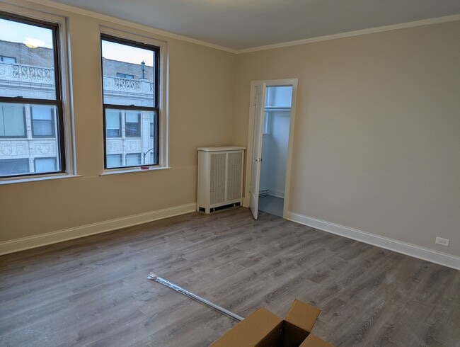 Building Photo - 3335 W Diversey Ave