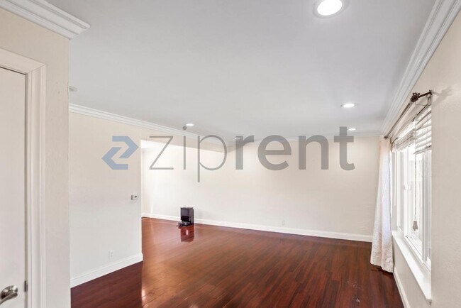Building Photo - Unit