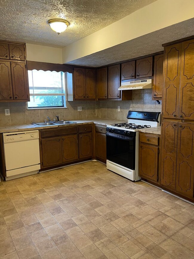 Building Photo - 2 bedroom duplex on cul-de-sac in McDonough