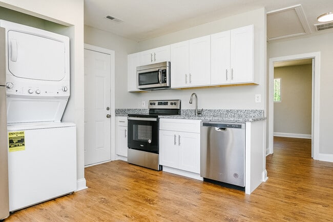 NEWLY RENOVATED 2 bedroom, 1 bathroom at G... - NEWLY RENOVATED 2 bedroom, 1 bathroom at G... House