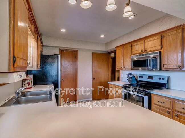 Building Photo - 8301 Azurewood Dr