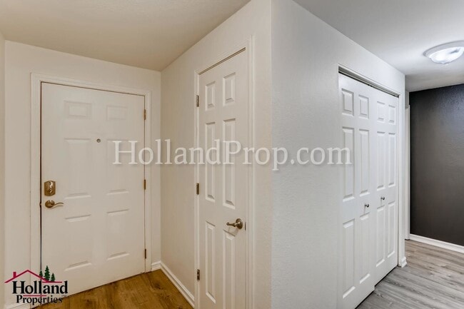 Building Photo - Beautiful 2-Bedroom Condo with a Garage!