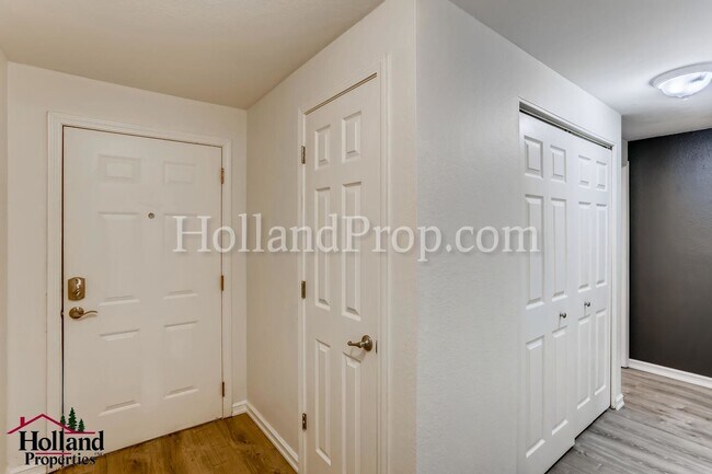 Foto del edificio - Beautiful 2-Bedroom Condo with a Garage!