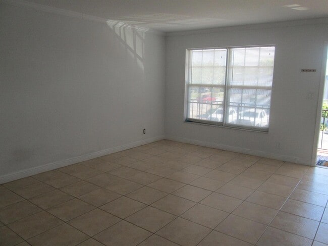 Building Photo - 405 N Cypress Dr