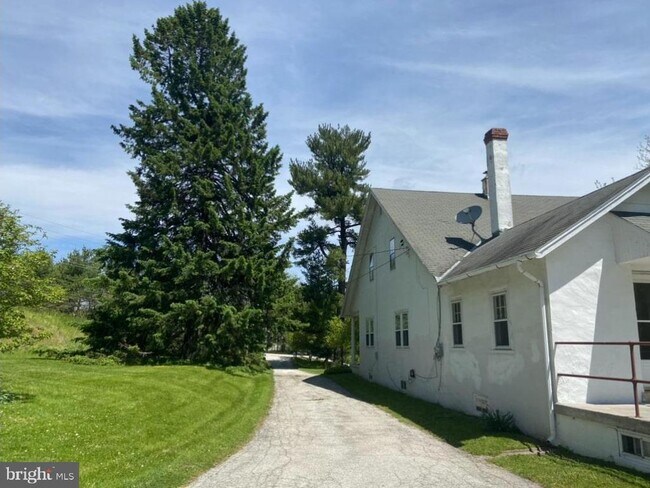 Foto del edificio - 794 Bear Hill Rd