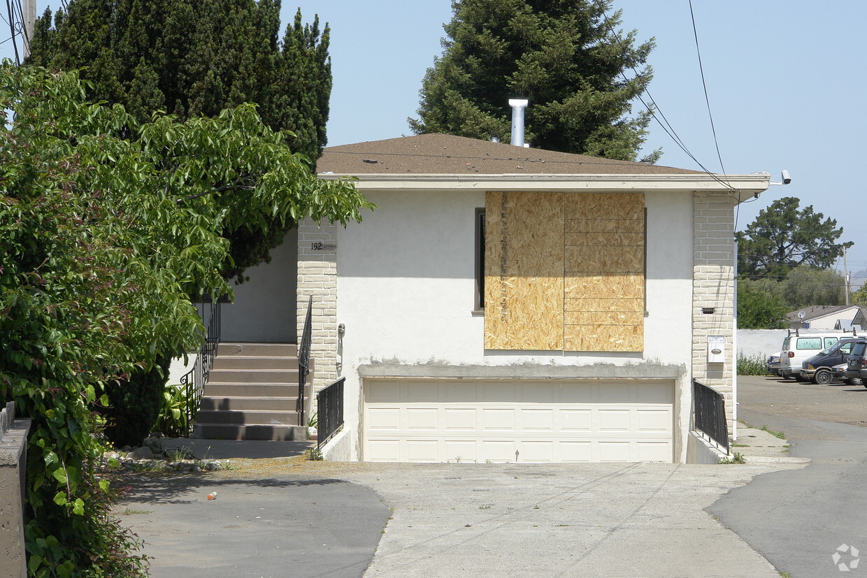 Building Photo - 152-158 Smalley Ave