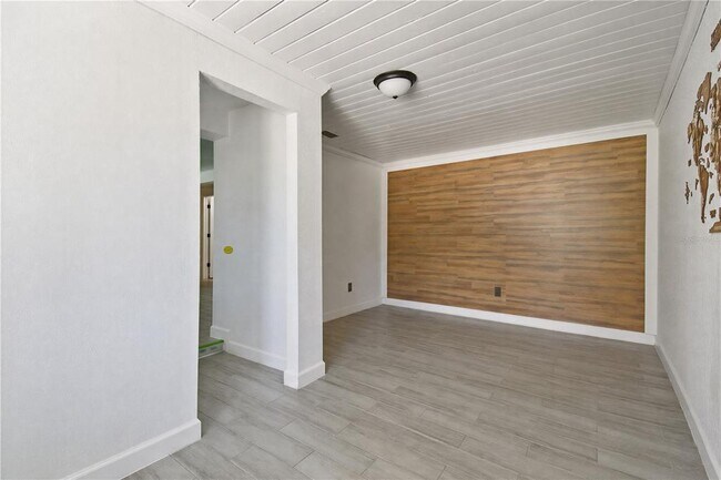 Foto del edificio - 9616 Pineridge Ave
