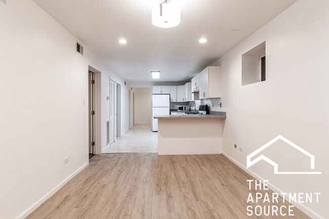 Photo - 1110 W Wolfram St Apartment