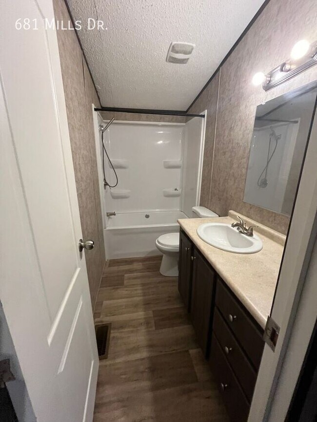 Foto del edificio - 681 W Mills Dr