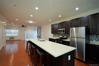 Building Photo - 102 Cove Ct