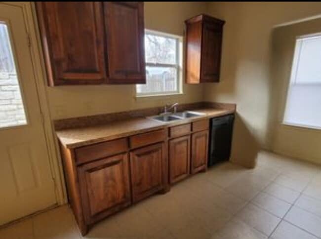 Building Photo - "Spacious 3-Bedroom Duplex Retreat in Gran...