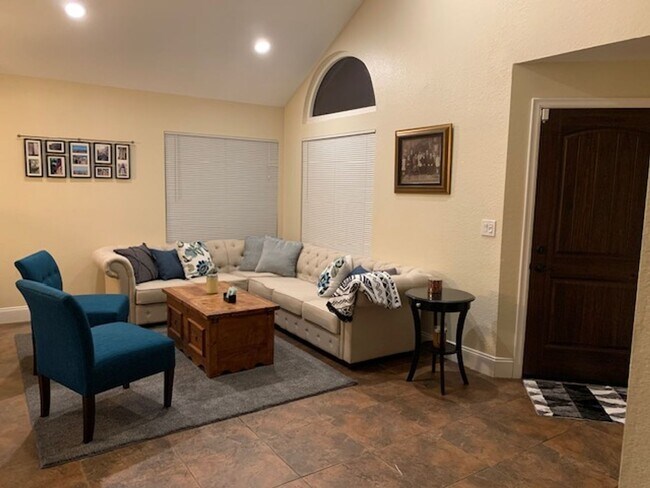 Foto del edificio - Beautiful 4 Bedroom, 3 Bathroom Home in Re...