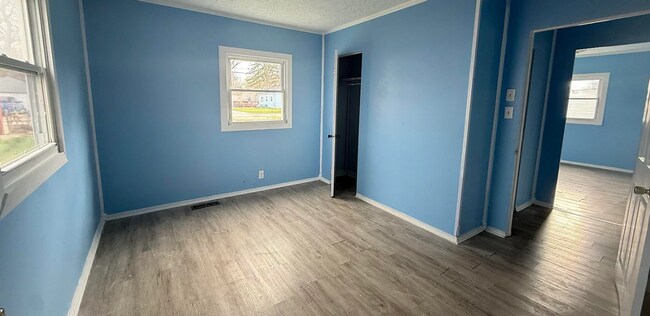 Foto del edificio - 2 bedroom house coming available SOON!
