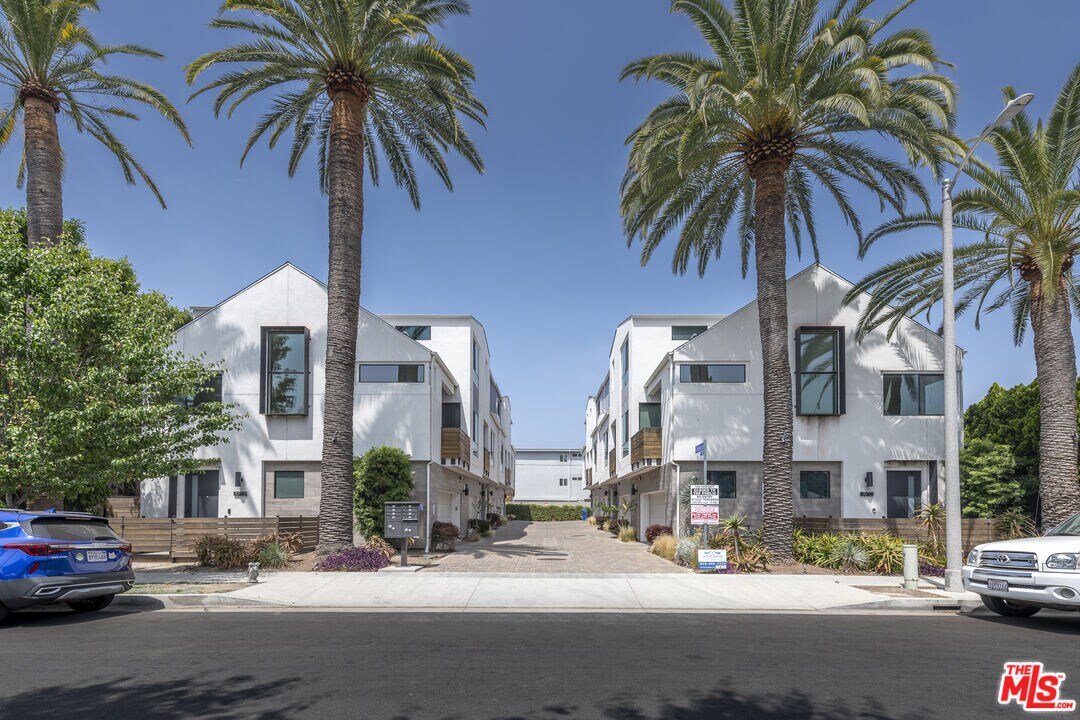 Primary Photo - 10704 Octave Ln