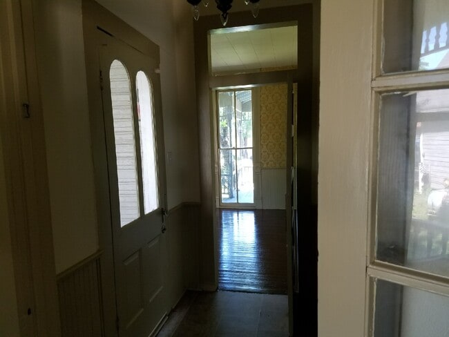 Building Photo - 619 Washburn St