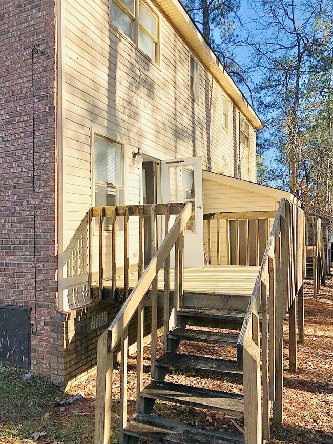 Building Photo - Updated Two Bedroom Townhome