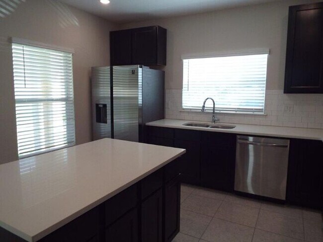 Building Photo - 3/2.5 Lovely brand new townhome in Fiesta ...
