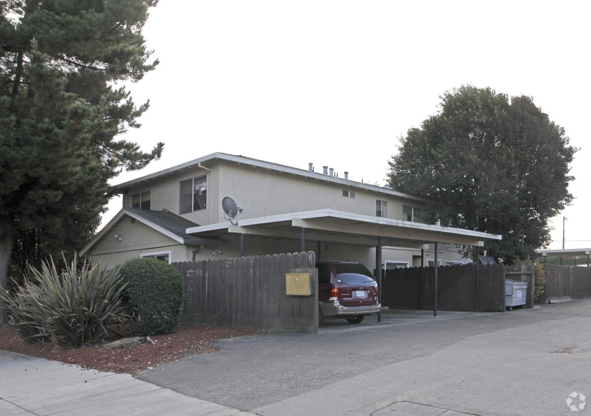 Primary Photo - 41 Squire Ct